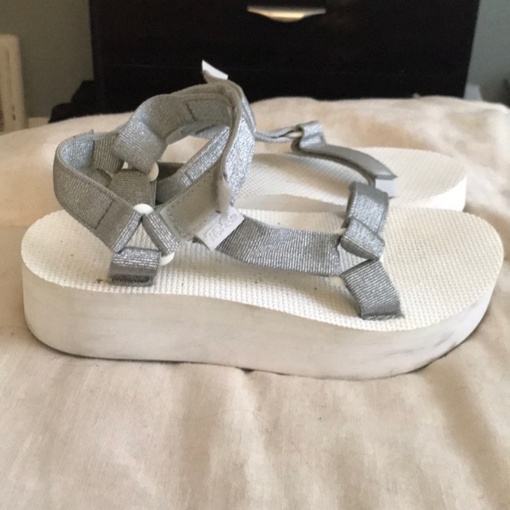 Teva Flatform Sandals 9 Silver & White